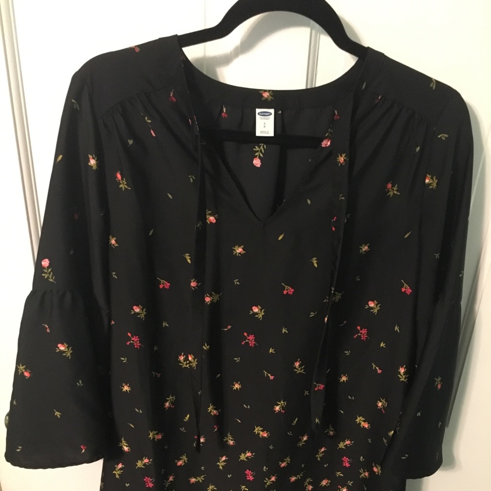 Short black dress with little flowers